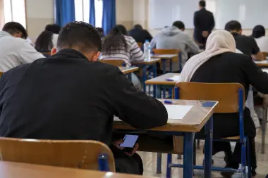 مباريات التعليم تقترب.. آمال بإنهاء شرط السن وتحذيرات من أساليب غش إلكترونية خطيرة
